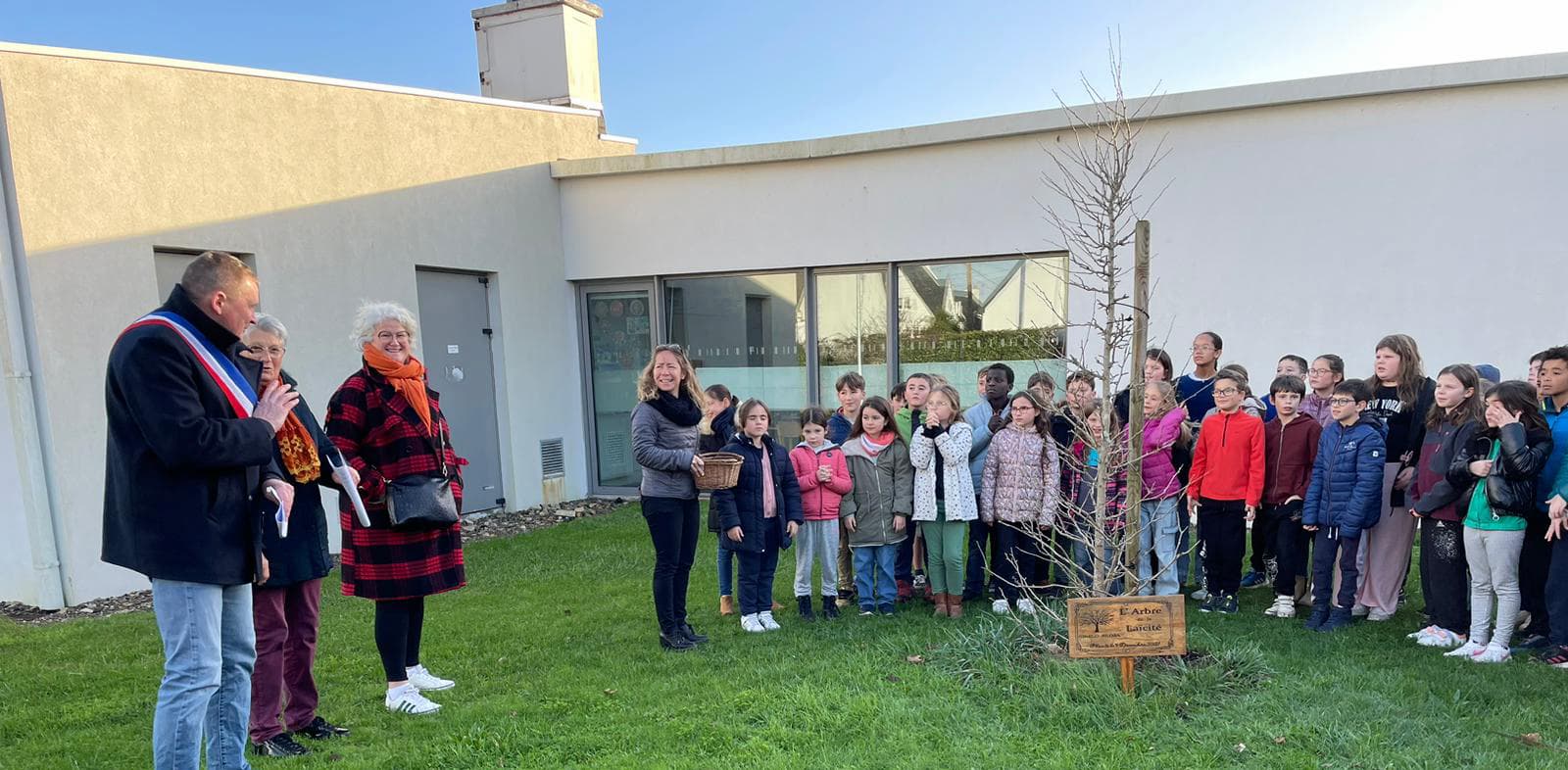 Les élèves de l’école du Docteur Fleming décorent l’arbre de la Laïcité avec les valeurs républicaines